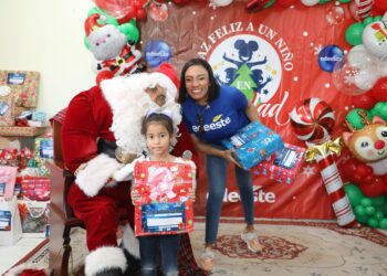Colaboradores de Edeeste apadrinan con entrega de juguetes a niños del sector Capotillo