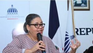 El Centro de Estudios de Género (CEG), del Instituto Tecnológico (INTEC), demandó una investigación exhaustiva sobre la muerte de la niña Stephora Anne-Mircie Joseph, quien murió ahogada mientras participaba de una actividad escolar organizada por el Colegio Da Vinci, en la Hacienda Los Caballos, en Gurabo, Santiago de los Caballeros. “Como entidad preocupada por la suerte de las niñas y las mujeres dominicanas, queremos respuestas sobre la causa específica de la muerte de esta adolescente en circunstancias no esclarecidas”, demandó Desiree Del Rosario, coordinadora general del GEG. En ese mismo tenor, la reconocida educadora externó que se unen a “las distintas instituciones y personas que demandan una investigación exhaustiva y convincente que permita a la madre de Stephora, Lovely Joseph, llorar a su niña; salir del desasosiego de no saber las circunstancias en que le fue arrebatada su hija”. De igual manera, del Rosario cuestionó la manera cómo las autoridades de educación de Santiago han abordado el caso. “Han priorizado el protocolo incumplido, antes que lamentar la perdida de una vida valiosa como la de una alumna. Cuestionamos la ausencia de empatía con que se ha manejado este caso. Pareciera que hemos perdido la capacidad de asombro ante la cultura de muerte y violencia. Cuando matan a una mujer o una niña no debería haber silencio. Esto resulta inaceptable en una entidad llamada a humanizar", lamentó la reconocida educadora. Asimimo, Del Rosario llamó la atención del Ministerio de Educación (MINERD), quien, a su juicio, ha tenido una reacción evasiva, solo centrada en justificarse ante la comunidad nacional, indicando que hay un protocolo que no se cumplió. “A esta acción, debió anteceder un mensaje que humanizara este acontecimiento tan lamentable. Es una vida la que se ha arrebatado, por negligencia, inobservancia o por acción de alguien que lo haya provocado”, externó. Asimismo, la también abogada y activista social, lamentó que la madre de Stephora tenga que vivir esta pérdida, viendo cómo el proceso se maneja con un recelo impropio para las víctimas. “Requerimos del Ministerio Público una investigación con la debida diligencia para que la sociedad pueda volver a respirar ante esta indignación que se ha suscitado con este caso tan triste. Es injusto y doloroso que se permita crear especulaciones y temores por la falta de una información clara y directa, sobre la ruta de investigación y los tiempos que requieren los órganos investigativos para llegar a una conclusión”, afirmó Desiree. De igual manera, advirtió que crea dudas el hecho de que hayan pasado semanas y solo ante un reclamo que trasciende a los medios, la voz de una víctima puede ser escuchada. “Rechazamos que una víctima pueda ser tratada con desdén, irrespetando su dolor y su derecho a saber”, insistió. Denuncias de bullyng De igual manera, la educadora advirtió que, si Joseph fue víctima de un bullyng no atendido apropiadamente, se debería considerar el caso como un crimen de odio. “Si hubo bullyng y no se tomaron las medidas apropiadas, entonces estamos normalizando estas conductas entre la población adolescente y peor aún, estamos entregándonos ante la cultura de la discriminación, porque no se intentaron buscar las respuestas apropiadas desde el rol de una entidad educativa”, lamentó. Asimismo, Del Rosario Insistió en la necesidad de clarificar cada detalle no solo del día a día, sino también del abordaje que el sistema, mucho más allá de campañas puntuales, pueda haber desarrollado “Resulta inaceptable que los síntomas previos no hayan creado una alarma para prevenir este lamentable desenlace”, lamentó. En ese mismo tenor, Desiree cuestionó el silencio ante el caso, del Consejo Nacional para la Niñez y la Adolescencia (CONANI). “CONANI es el órgano rector del Sistema Nacional de Protección de los Derechos de la Niñez y la Adolescencia, por eso duele que no se haya pronunciado”, afirmó. Por último, la titular del CEG afirmó que una investigación oportuna ahorra dolor, crea respeto y credibilidad en la imagen de la justicia dominicana y trae tranquilidad a la sociedad. “No se puede aludir que se está luchando contra la violencia, cuando existen procesos tan mal manejados y donde existe la posibilidad de que estén implicados posibles victimarios”, finalizó.