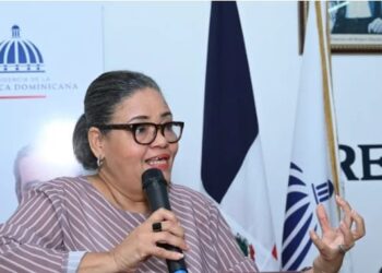 El Centro de Estudios de Género (CEG), del Instituto Tecnológico (INTEC), demandó una investigación exhaustiva sobre la muerte de la niña Stephora Anne-Mircie Joseph, quien murió ahogada mientras participaba de una actividad escolar organizada por el Colegio Da Vinci, en la Hacienda Los Caballos, en Gurabo, Santiago de los Caballeros. “Como entidad preocupada por la suerte de las niñas y las mujeres dominicanas, queremos respuestas sobre la causa específica de la muerte de esta adolescente en circunstancias no esclarecidas”, demandó Desiree Del Rosario, coordinadora general del GEG. En ese mismo tenor, la reconocida educadora externó que se unen a “las distintas instituciones y personas que demandan una investigación exhaustiva y convincente que permita a la madre de Stephora, Lovely Joseph, llorar a su niña; salir del desasosiego de no saber las circunstancias en que le fue arrebatada su hija”. De igual manera, del Rosario cuestionó la manera cómo las autoridades de educación de Santiago han abordado el caso. “Han priorizado el protocolo incumplido, antes que lamentar la perdida de una vida valiosa como la de una alumna. Cuestionamos la ausencia de empatía con que se ha manejado este caso. Pareciera que hemos perdido la capacidad de asombro ante la cultura de muerte y violencia. Cuando matan a una mujer o una niña no debería haber silencio. Esto resulta inaceptable en una entidad llamada a humanizar", lamentó la reconocida educadora. Asimimo, Del Rosario llamó la atención del Ministerio de Educación (MINERD), quien, a su juicio, ha tenido una reacción evasiva, solo centrada en justificarse ante la comunidad nacional, indicando que hay un protocolo que no se cumplió. “A esta acción, debió anteceder un mensaje que humanizara este acontecimiento tan lamentable. Es una vida la que se ha arrebatado, por negligencia, inobservancia o por acción de alguien que lo haya provocado”, externó. Asimismo, la también abogada y activista social, lamentó que la madre de Stephora tenga que vivir esta pérdida, viendo cómo el proceso se maneja con un recelo impropio para las víctimas. “Requerimos del Ministerio Público una investigación con la debida diligencia para que la sociedad pueda volver a respirar ante esta indignación que se ha suscitado con este caso tan triste. Es injusto y doloroso que se permita crear especulaciones y temores por la falta de una información clara y directa, sobre la ruta de investigación y los tiempos que requieren los órganos investigativos para llegar a una conclusión”, afirmó Desiree. De igual manera, advirtió que crea dudas el hecho de que hayan pasado semanas y solo ante un reclamo que trasciende a los medios, la voz de una víctima puede ser escuchada. “Rechazamos que una víctima pueda ser tratada con desdén, irrespetando su dolor y su derecho a saber”, insistió. Denuncias de bullyng De igual manera, la educadora advirtió que, si Joseph fue víctima de un bullyng no atendido apropiadamente, se debería considerar el caso como un crimen de odio. “Si hubo bullyng y no se tomaron las medidas apropiadas, entonces estamos normalizando estas conductas entre la población adolescente y peor aún, estamos entregándonos ante la cultura de la discriminación, porque no se intentaron buscar las respuestas apropiadas desde el rol de una entidad educativa”, lamentó. Asimismo, Del Rosario Insistió en la necesidad de clarificar cada detalle no solo del día a día, sino también del abordaje que el sistema, mucho más allá de campañas puntuales, pueda haber desarrollado “Resulta inaceptable que los síntomas previos no hayan creado una alarma para prevenir este lamentable desenlace”, lamentó. En ese mismo tenor, Desiree cuestionó el silencio ante el caso, del Consejo Nacional para la Niñez y la Adolescencia (CONANI). “CONANI es el órgano rector del Sistema Nacional de Protección de los Derechos de la Niñez y la Adolescencia, por eso duele que no se haya pronunciado”, afirmó. Por último, la titular del CEG afirmó que una investigación oportuna ahorra dolor, crea respeto y credibilidad en la imagen de la justicia dominicana y trae tranquilidad a la sociedad. “No se puede aludir que se está luchando contra la violencia, cuando existen procesos tan mal manejados y donde existe la posibilidad de que estén implicados posibles victimarios”, finalizó.