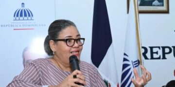El Centro de Estudios de Género (CEG), del Instituto Tecnológico (INTEC), demandó una investigación exhaustiva sobre la muerte de la niña Stephora Anne-Mircie Joseph, quien murió ahogada mientras participaba de una actividad escolar organizada por el Colegio Da Vinci, en la Hacienda Los Caballos, en Gurabo, Santiago de los Caballeros. “Como entidad preocupada por la suerte de las niñas y las mujeres dominicanas, queremos respuestas sobre la causa específica de la muerte de esta adolescente en circunstancias no esclarecidas”, demandó Desiree Del Rosario, coordinadora general del GEG. En ese mismo tenor, la reconocida educadora externó que se unen a “las distintas instituciones y personas que demandan una investigación exhaustiva y convincente que permita a la madre de Stephora, Lovely Joseph, llorar a su niña; salir del desasosiego de no saber las circunstancias en que le fue arrebatada su hija”. De igual manera, del Rosario cuestionó la manera cómo las autoridades de educación de Santiago han abordado el caso. “Han priorizado el protocolo incumplido, antes que lamentar la perdida de una vida valiosa como la de una alumna. Cuestionamos la ausencia de empatía con que se ha manejado este caso. Pareciera que hemos perdido la capacidad de asombro ante la cultura de muerte y violencia. Cuando matan a una mujer o una niña no debería haber silencio. Esto resulta inaceptable en una entidad llamada a humanizar", lamentó la reconocida educadora. Asimimo, Del Rosario llamó la atención del Ministerio de Educación (MINERD), quien, a su juicio, ha tenido una reacción evasiva, solo centrada en justificarse ante la comunidad nacional, indicando que hay un protocolo que no se cumplió. “A esta acción, debió anteceder un mensaje que humanizara este acontecimiento tan lamentable. Es una vida la que se ha arrebatado, por negligencia, inobservancia o por acción de alguien que lo haya provocado”, externó. Asimismo, la también abogada y activista social, lamentó que la madre de Stephora tenga que vivir esta pérdida, viendo cómo el proceso se maneja con un recelo impropio para las víctimas. “Requerimos del Ministerio Público una investigación con la debida diligencia para que la sociedad pueda volver a respirar ante esta indignación que se ha suscitado con este caso tan triste. Es injusto y doloroso que se permita crear especulaciones y temores por la falta de una información clara y directa, sobre la ruta de investigación y los tiempos que requieren los órganos investigativos para llegar a una conclusión”, afirmó Desiree. De igual manera, advirtió que crea dudas el hecho de que hayan pasado semanas y solo ante un reclamo que trasciende a los medios, la voz de una víctima puede ser escuchada. “Rechazamos que una víctima pueda ser tratada con desdén, irrespetando su dolor y su derecho a saber”, insistió. Denuncias de bullyng De igual manera, la educadora advirtió que, si Joseph fue víctima de un bullyng no atendido apropiadamente, se debería considerar el caso como un crimen de odio. “Si hubo bullyng y no se tomaron las medidas apropiadas, entonces estamos normalizando estas conductas entre la población adolescente y peor aún, estamos entregándonos ante la cultura de la discriminación, porque no se intentaron buscar las respuestas apropiadas desde el rol de una entidad educativa”, lamentó. Asimismo, Del Rosario Insistió en la necesidad de clarificar cada detalle no solo del día a día, sino también del abordaje que el sistema, mucho más allá de campañas puntuales, pueda haber desarrollado “Resulta inaceptable que los síntomas previos no hayan creado una alarma para prevenir este lamentable desenlace”, lamentó. En ese mismo tenor, Desiree cuestionó el silencio ante el caso, del Consejo Nacional para la Niñez y la Adolescencia (CONANI). “CONANI es el órgano rector del Sistema Nacional de Protección de los Derechos de la Niñez y la Adolescencia, por eso duele que no se haya pronunciado”, afirmó. Por último, la titular del CEG afirmó que una investigación oportuna ahorra dolor, crea respeto y credibilidad en la imagen de la justicia dominicana y trae tranquilidad a la sociedad. “No se puede aludir que se está luchando contra la violencia, cuando existen procesos tan mal manejados y donde existe la posibilidad de que estén implicados posibles victimarios”, finalizó.
