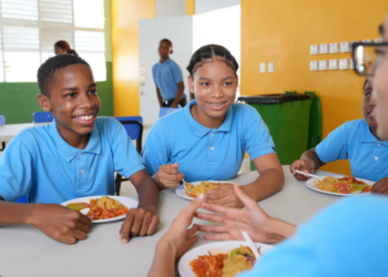 Inabie dice ha reducido la sal y el azúcar en alimentos entregados a estudiantes