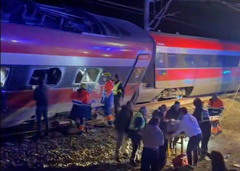 Todo sonbre el accidente de dos trenes en España; suman al menos 39 muertos Todo sonbre el accidente de dos trenes en España; suman al menos 39 muertos