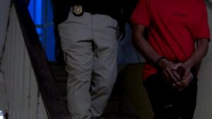 Arrestan otro extranjero con siete paquetes de presunta marihuana