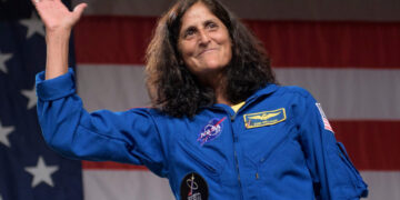 Se retira de la NASA la astronauta que quedó nueve meses varada en el espacio