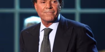 ¡Escándalo! Exempleadas de Julio Iglesias lo acusan de agresión sexual