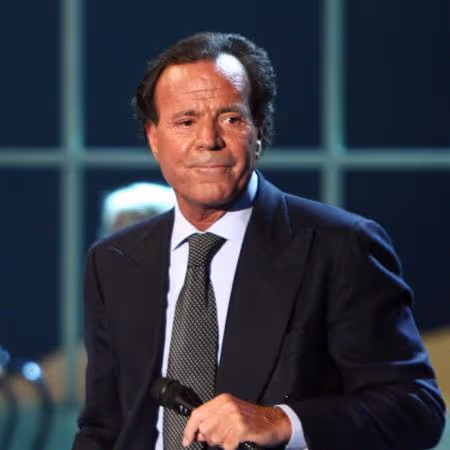 Julio Iglesias se defiende; publica mensajes de las mujeres que lo acusan de agresión sexual