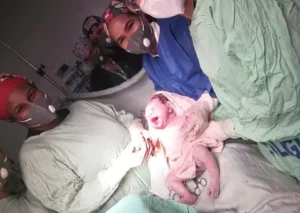 Adolescente es la primera en alumbrar en Año Nuevo en maternidad La Altagracia