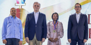 Entregan el Premio a la Calidad Educativa (PRECE) 2025 a centros, distritos y regionales con mejor desempeño