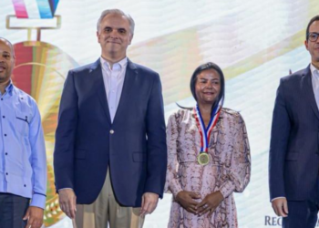 Entregan el Premio a la Calidad Educativa (PRECE) 2025 a centros, distritos y regionales con mejor desempeño