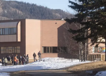 Al menos diez personas muertas en tiroteo en una escuela del oeste de Canadá