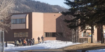 Al menos diez personas muertas en tiroteo en una escuela del oeste de Canadá