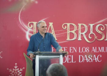 Ministro de Educación encabeza almuerzo navideño con comunitarios de Peravia