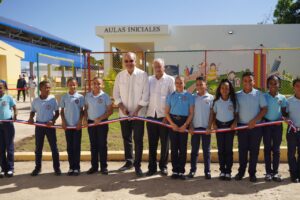 Abinader inaugura techado de cancha y aulas del Nivel Inicial en beneficio de estudiantes en Dajabón