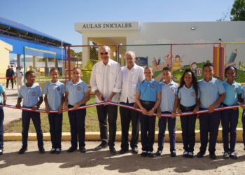 Abinader inaugura techado de cancha y aulas del Nivel Inicial en beneficio de estudiantes en Dajabón