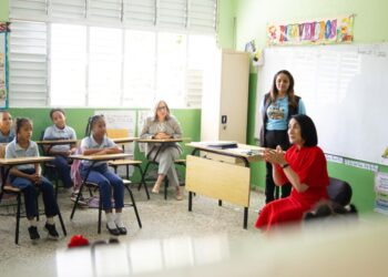 Raquel Arbaje imparte clase de Moral, Cívica y Ética Ciudadana en escuela de Cristo Rey