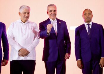 Abinader recibe la primera nueva Licencia de Conducir