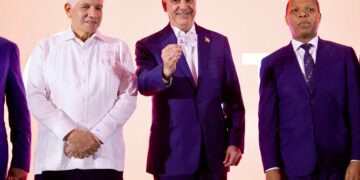 Abinader recibe la primera nueva Licencia de Conducir