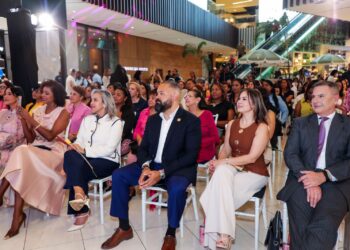 Tammy Toribio participa en el panel “Mujer de Pie”