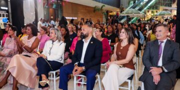 Tammy Toribio participa en el panel “Mujer de Pie”