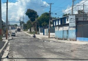 Denuncian mal estado de calle principal en el sector Los Casabes, SDN