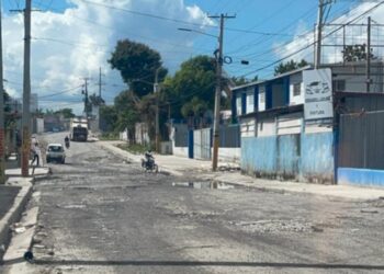 Denuncian mal estado de calle principal en el sector Los Casabes, SDN