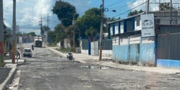 Denuncian mal estado de calle principal en el sector Los Casabes, SDN