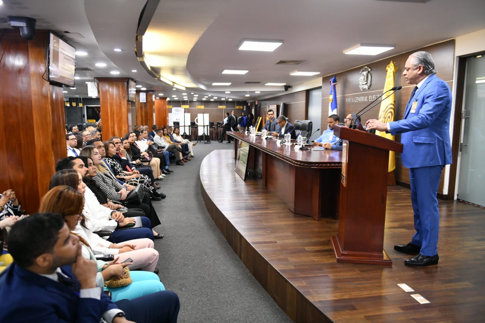 JCE socializa con entidades financieras elementos tecnológicos de la nueva cédula