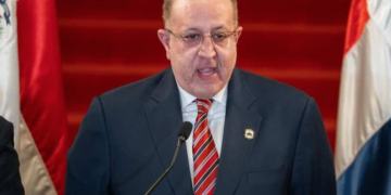 Ministro de Hacienda advierte subsidios indefinidos a combustibles es insostenible