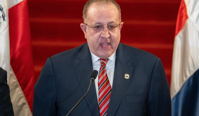 Ministro de Hacienda advierte subsidios indefinidos a combustibles es insostenible