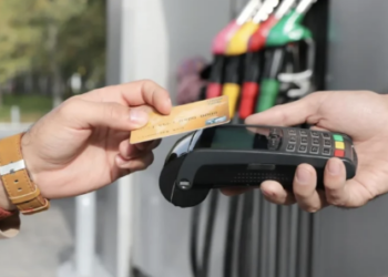 Detallistas de combustibles continuarán aceptando pagos con tarjeta hasta reunirse con el Gobierno