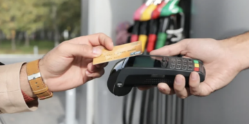Detallistas de combustibles continuarán aceptando pagos con tarjeta hasta reunirse con el Gobierno