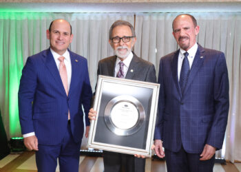 Banco Caribe rinde homenaje a Edmundo Aja por su legado y contribución al desarrollo de la institución