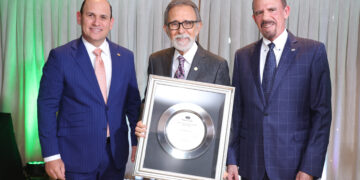 Banco Caribe rinde homenaje a Edmundo Aja por su legado y contribución al desarrollo de la institución