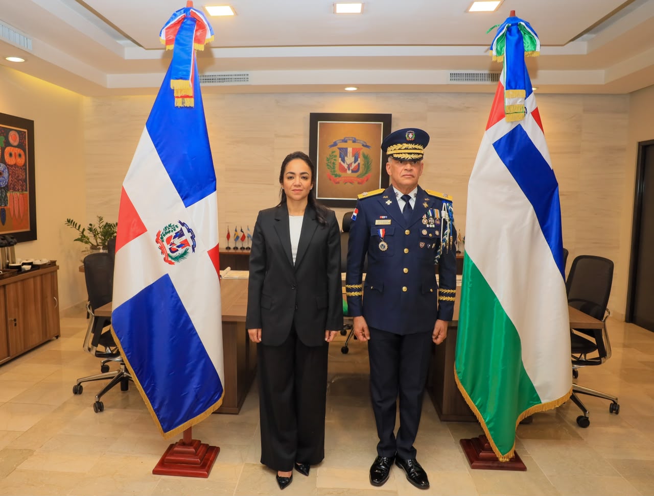 Ministra Faride Raful encabeza traspaso de mando y posesiona a Ernesto Rodríguez García como director general de la Policía Nacional