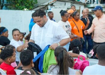 Los Girasoles: 800 niños beneficiados con computadoras, tabletas y útiles escolares