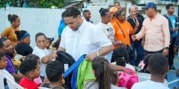 Los Girasoles: 800 niños beneficiados con computadoras, tabletas y útiles escolares
