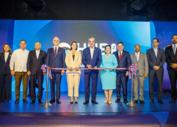 Gobierno y Amazon lanzan programa de 50,000 becas para formar en IA