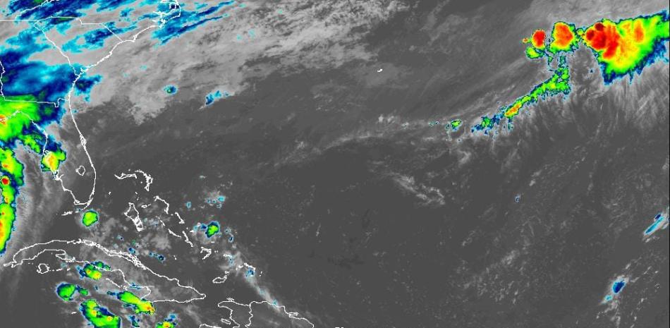 Para este viernes, las lluvias significativas podría estar limitadas por una circulación anticiclónica limitará las lluvias significativas sobre la mayor parte del territorio nacional, de acuerdo con el informe de Instituto Dominicano de Meteorología (Indomet).

Sin embargo, en horas de la tarde el arrastre de nubosidad por el viento del este/sureste, en combinación con los efectos locales, favorecerá la ocurrencia de aguaceros locales y tronadas aisladas en sectores de La Altagracia, Monte Plata, Sánchez Ramírez, San Cristóbal, Barahona, San Juan, Santiago Rodríguez y Elías Piña, así como en la parte norte del Gran Santo Domingo.

Las temperaturas siguen elevadas, con valores máximos entre 31 °C y 35 °C en gran parte de las provincias, además de una sensación térmica superior.

Ante estas condiciones, el Indomet recomienda a la población ingerir suficiente agua, vestir ropa ligera, holgada y de colores claros, evitar la exposición directa al sol entre las 11:00 de la mañana y las 4:00 de la tarde sin la debida protección, y procurar permanecer en lugares frescos y ventilados.

PUBLICIDAD

Mañana sábado, durante las horas matutinas, prevalecerán condiciones meteorológicas favorables, con poca actividad lluviosa. Sin embargo, después del mediodía, el arrastre de nubosidad provocado por el viento del este/noreste favorecerá la ocurrencia de aguaceros, que podrían ser moderados localmente, acompañados de tormentas eléctricas y ráfagas de viento ocasionales, principalmente en sectores de las regiones noreste, sureste, el centro del país y el Gran Santo Domingo. Santo Domingo: medio nublado a nublado en la tarde

Vigilancia ciclónica

El Indomet informó que el huracán Isaías se localiza a unos 590 kilómetros al norte de Progreso, México, con vientos máximos sostenidos de 175 kilómetros por hora y desplazamiento hacia el nor/noreste a unos 24 kilómetros por hora. Por su posición y trayectoria, este sistema no representa peligro para la República Dominicana.