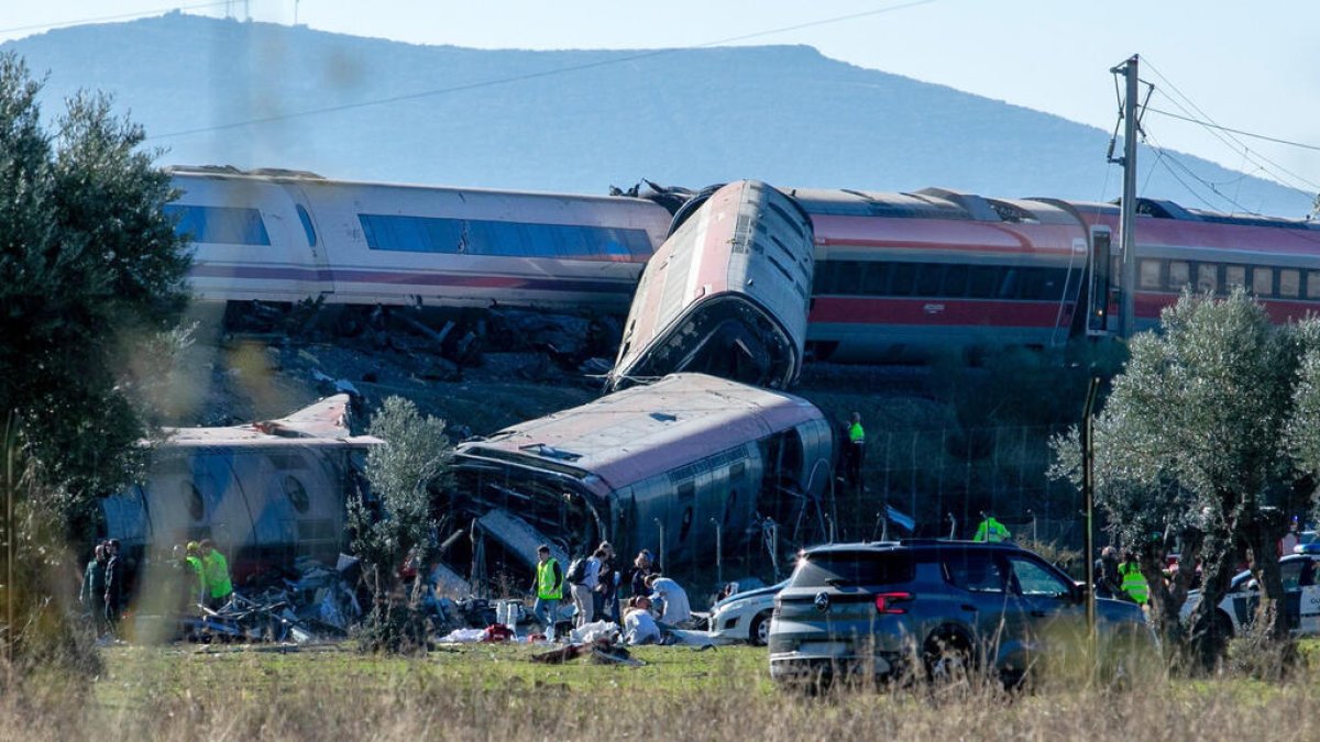 Tragedia en España: reportan al menos 46 muertos tras choque de trenes