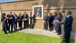 Abinader pide al pueblo dominicano orar por la salud del papa León XIV desde el Vaticano