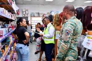 Ministerio de Trabajo inspecciona y sanciona 101 tiendas de inversionistas chinos por numerosas violaciones laborales 